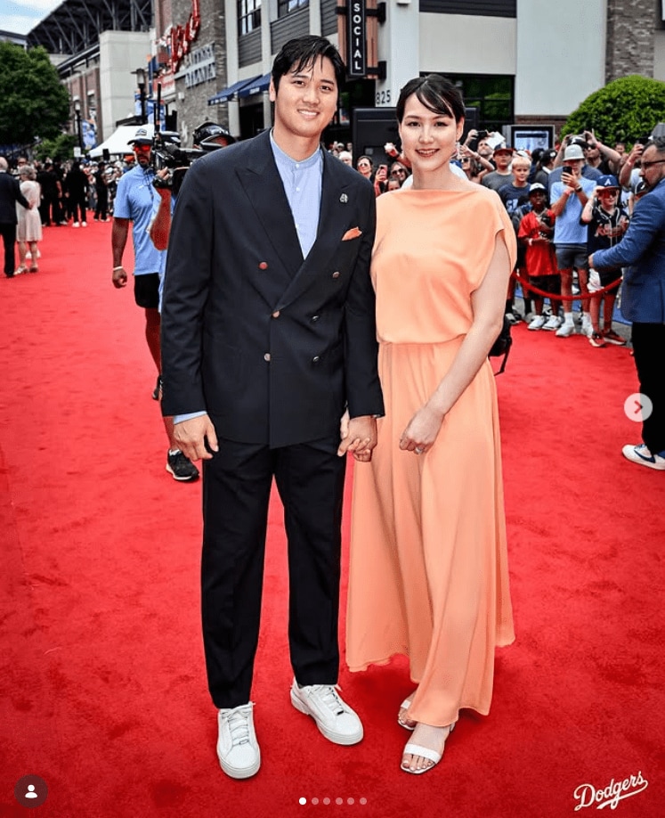 2025年7月のMLBのイベントで。大谷選手のポケットチーフと同色のドレスで登場（大谷選手のインスタグラムより）