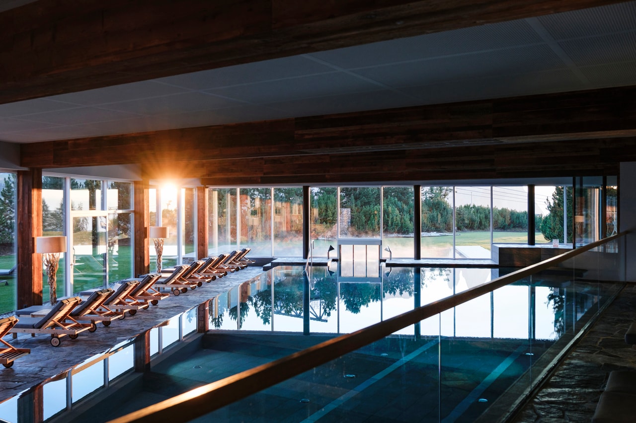 プライベート感あふれるプール。屋外プールは温水で、冬も楽しめる。