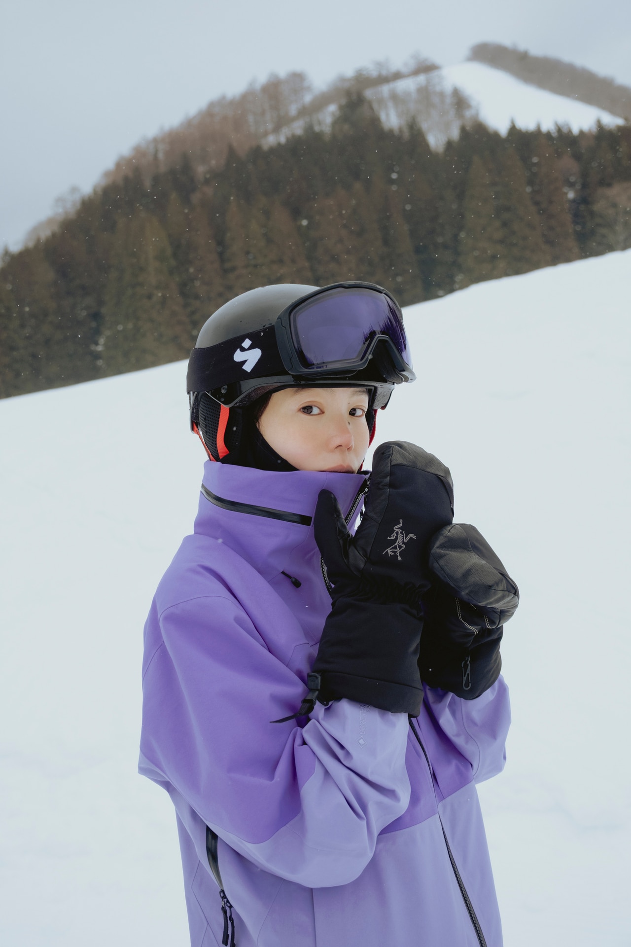 山本奈衣瑠さんとパウダースノーの町、野沢温泉村をホッピング。インセンディア ジャケット ウィメンズ151,800円 バラクラバ7,700円 グローブ25,300円／すべてアークテリクス