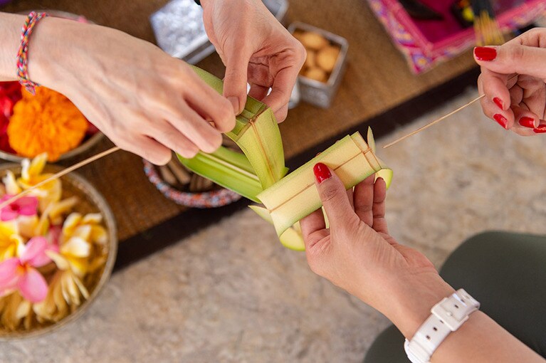 バリの女性は1日に3度、花びらや竹の葉で「チャナン」を作り、神に祈る。「星のやバリ」では、チャナン作りも無料で体験できる。