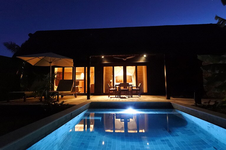 夜、ライトアップされるプライベートプール。