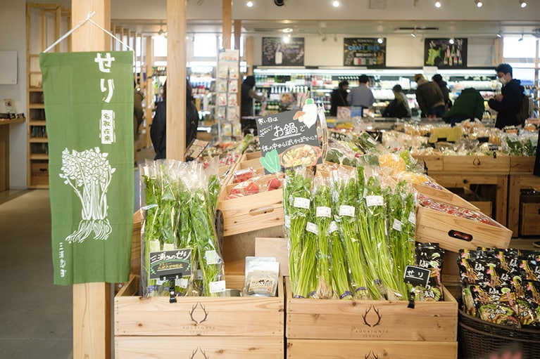 東京の有名レストランも取り寄せる名取のセリなど、美味が勢揃いする「マルシェ リアン」。