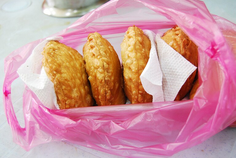 揚げた生地の中に、カレー味のマッシュポテトが入っている「カレーパフ／Curry Pop」。