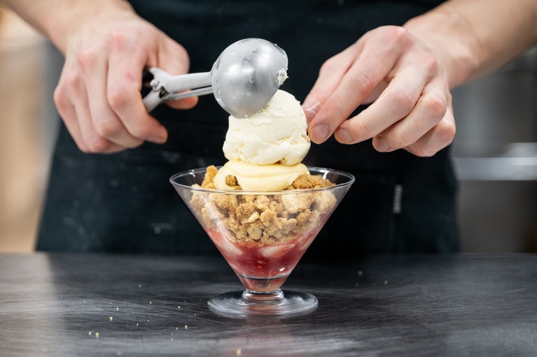 バニラアイスクリームをたっぷり。