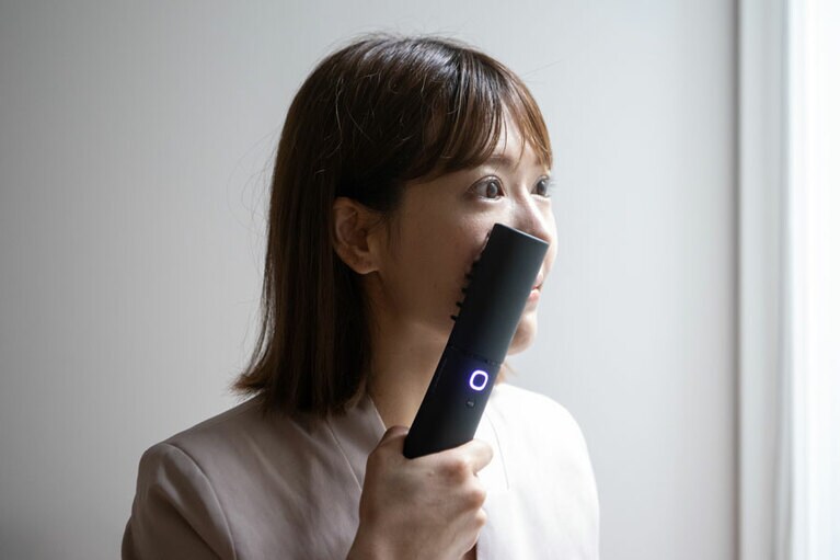 ほうれい線等の気になる箇所は、パープルのハリモードで静止して当てると良い。