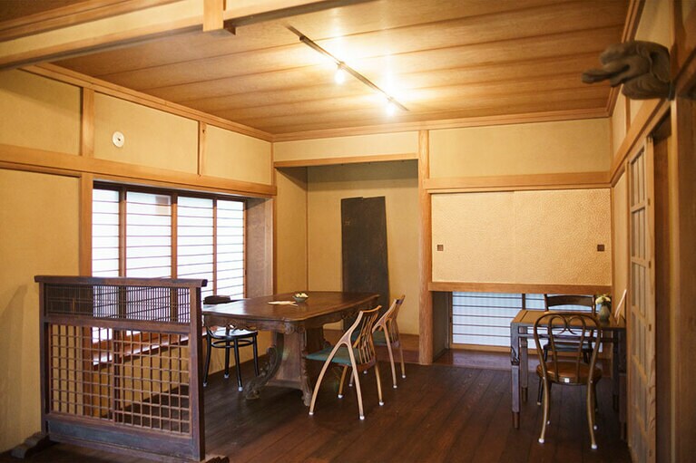 「茨城おとなのかき氷 四季と六花」のテーブル席。