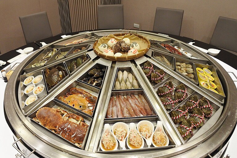 蒸篭に並べられた31種類の魚介や料理。これから蒸しあげる生の状態。