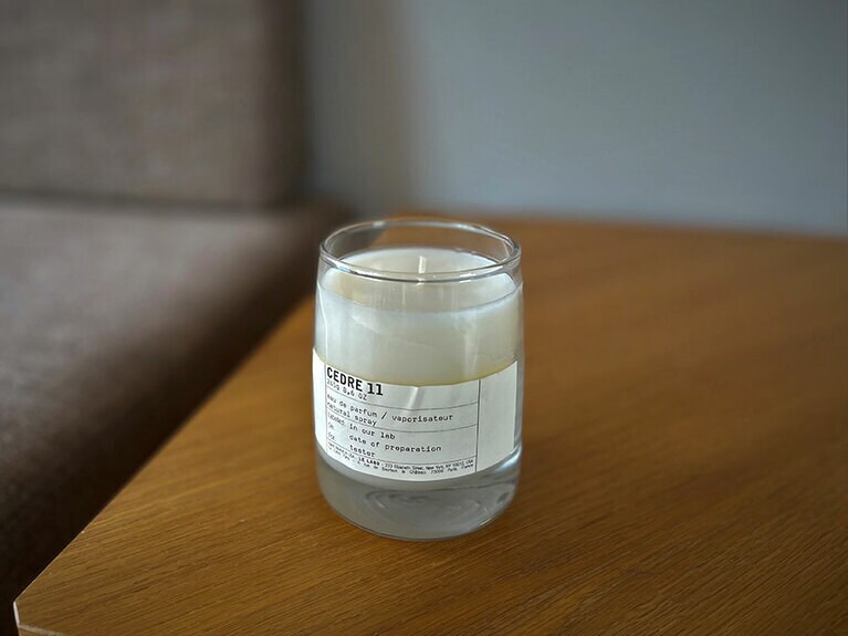 シダー等の樹木とムスクが調和したスモーキーな香り。ほっこりとした気分に。セードル 11 クラシック キャンドル 245g 11,000円／ル ラボ