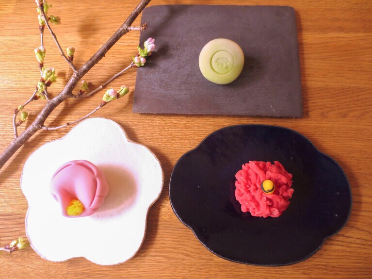 当日限定の和菓子。上から時計回りで、笹のマークが入った「笹ういろう」、きんとん、練り切り「梅」各380円。