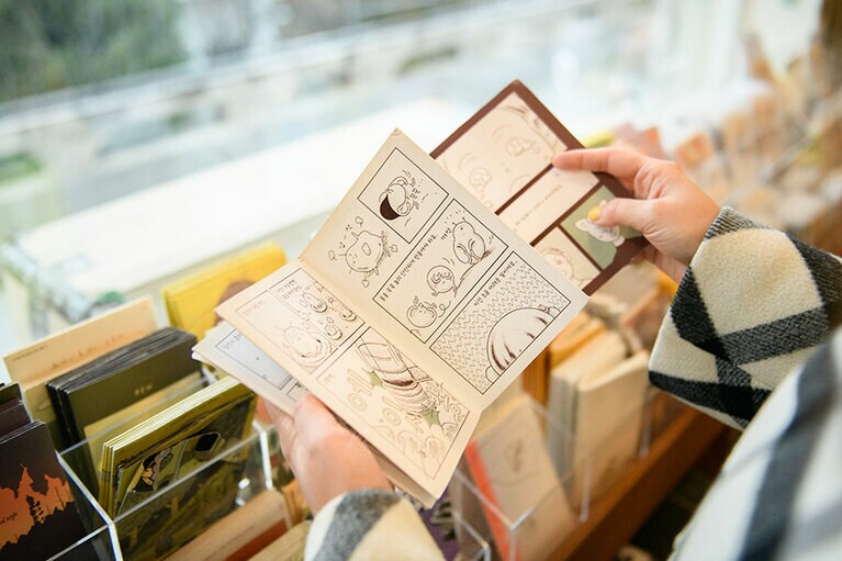 作家が大胆な発想で制作したものを扱う。