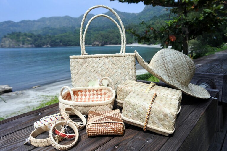 島のベテラン作り手たちの作品。葉の白さが、ポイントだとか。