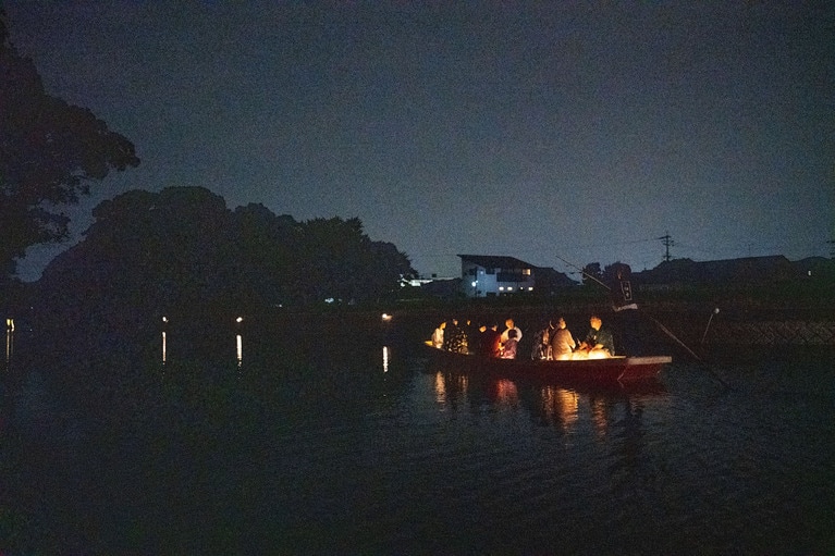 奇怪夜行の世界を行き来する舟。