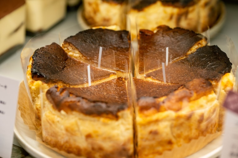 「バスクチーズケーキ」テイクアウト 600円、イートイン 612円。