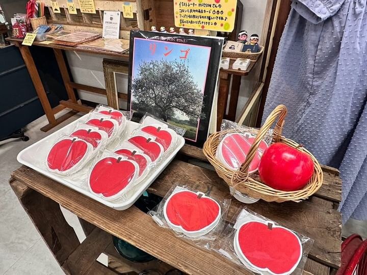 イラストレーターのmitsouさんのメッセージカード40枚入り396円。