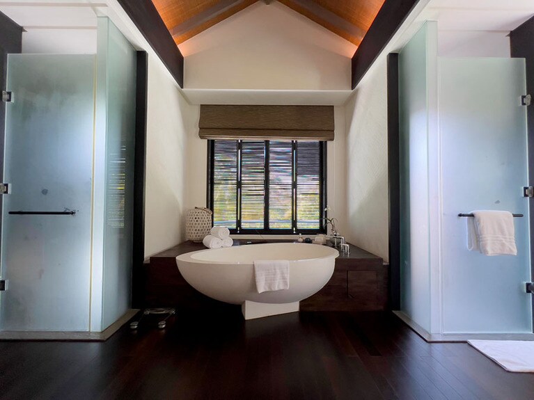 バスルームもこの広さ。昼間はバスタブにも外光が入って気持ちいい。