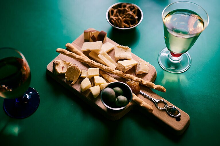 ワインセレクトショップ「デイスイミングクラブ」は店内でもワインを楽しめる。