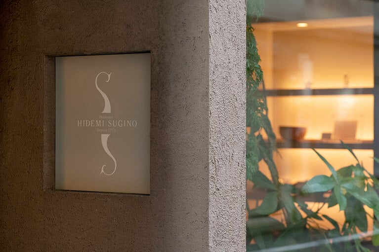 京橋にある「イデミスギノ」の店内。イートインは24席。イートインのみのケーキあり。