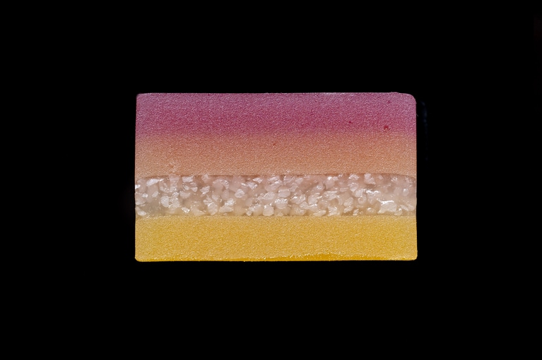 美しい夜明けの様子を思わせる。