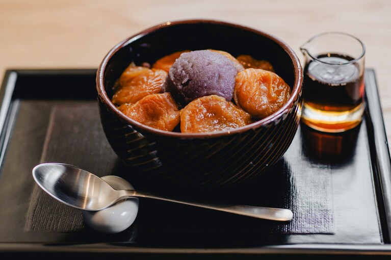 2Lサイズ以上の大ぶりな干し杏のシロップ煮がたっぷりトッピングされた「杏あんみつ」1,200円。