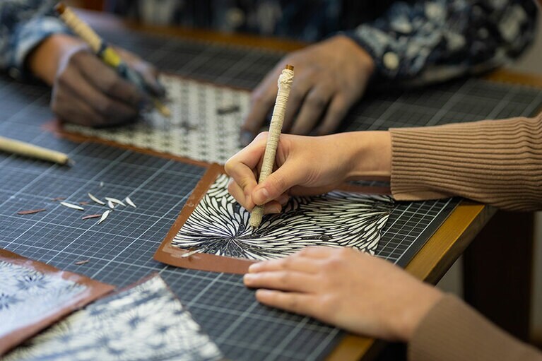 200年の歴史を継ぐ黒羽藍染の若手職人による工房ツアー。