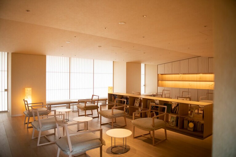 トラベルライブラリーでは、別府関連の書籍を手に取りつつ美味しいコーヒーを。