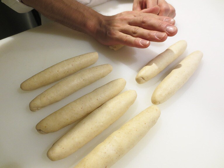 手早く、次々にパンが成形されます。