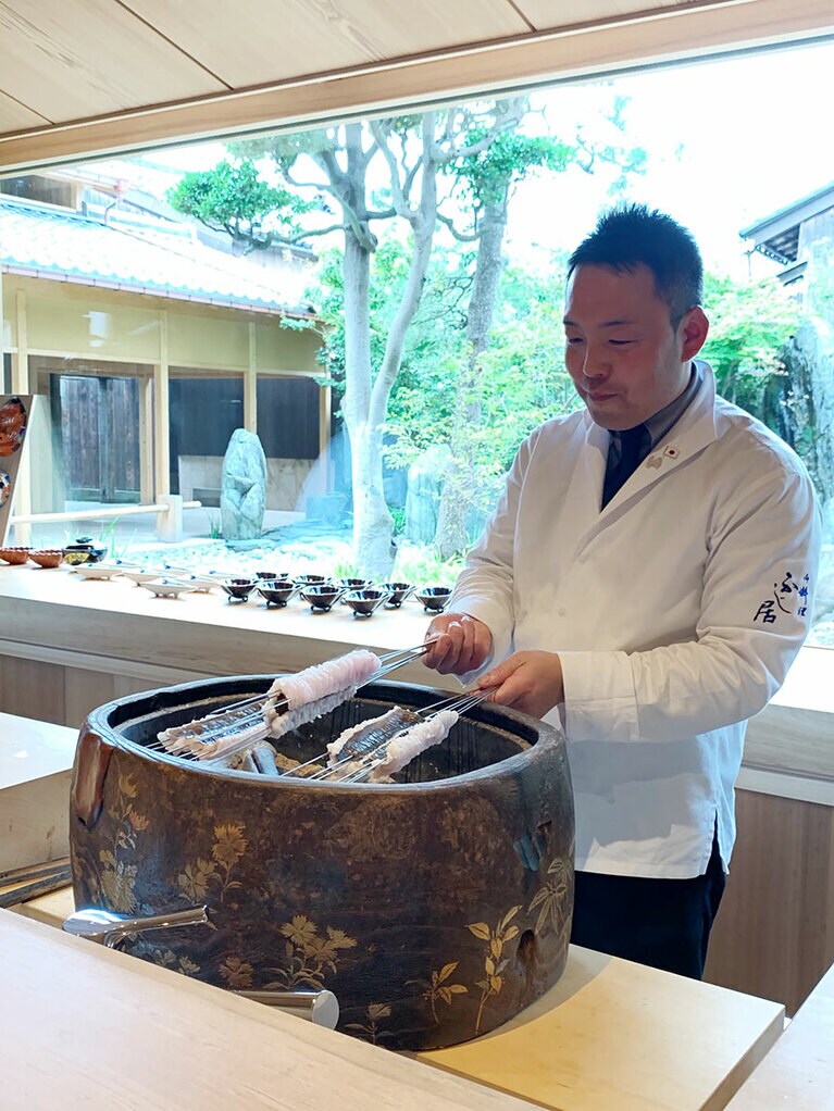 ライブキッチンのこだわりは、カウンター内に火鉢を持ってきてしまうほど。炭火で焼いたアナゴのなんと香ばしいこと！