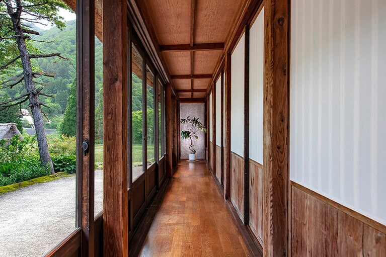 縁側では、集落内の様子を眺めたり、用水の涼やかな水音に耳を傾けたりしながらゆっくり寛ぐことができます。（Airbnb提供）