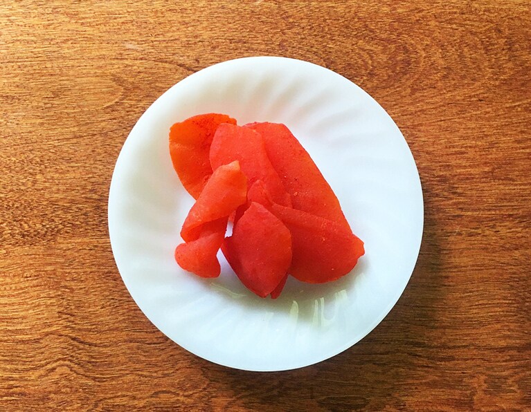 これは市販のリーヒン味のドライマンゴー。追いリーヒンパウダーするリーヒンファンもいる。