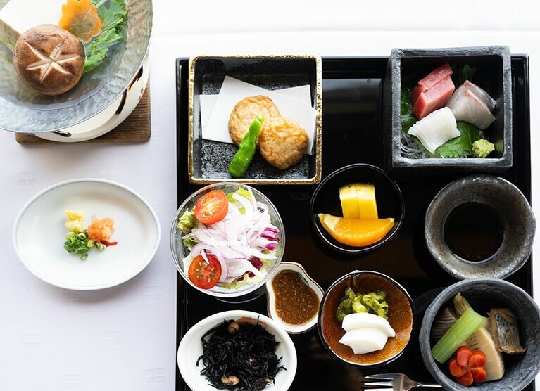 釜炊きの佐渡産コシヒカリがおいしい滋味溢れる朝食。