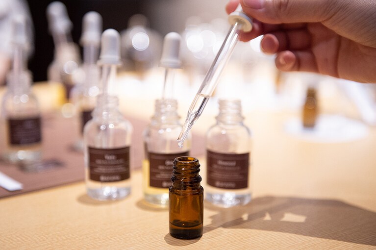 選んだものをブレンドしたアロマオイルは、携帯用のアロマストーンとともに持ち帰ることができる。