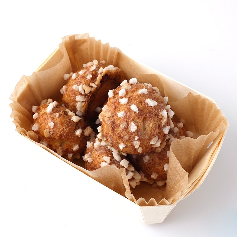 シューケット 6個入り 620円。あられ糖をまぶして焼いたプチシュー。