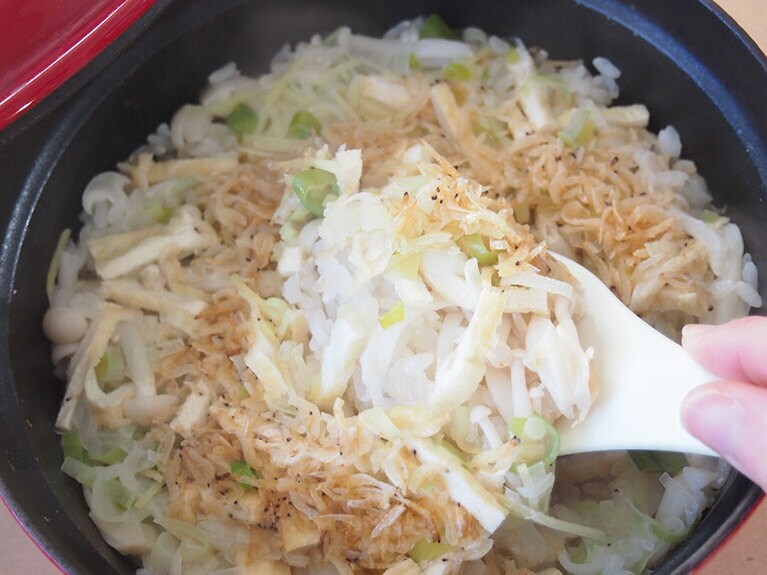 (4) 炊飯器で炊く場合は、釜をセットして、炊飯ボタンを押します。鍋で炊く場合は、蓋をしたら強火で加熱し、全体が沸騰したら弱火にして10分加熱します。加熱が終わったら上下を返すように混ぜて、再び蓋をして10分蒸らします。