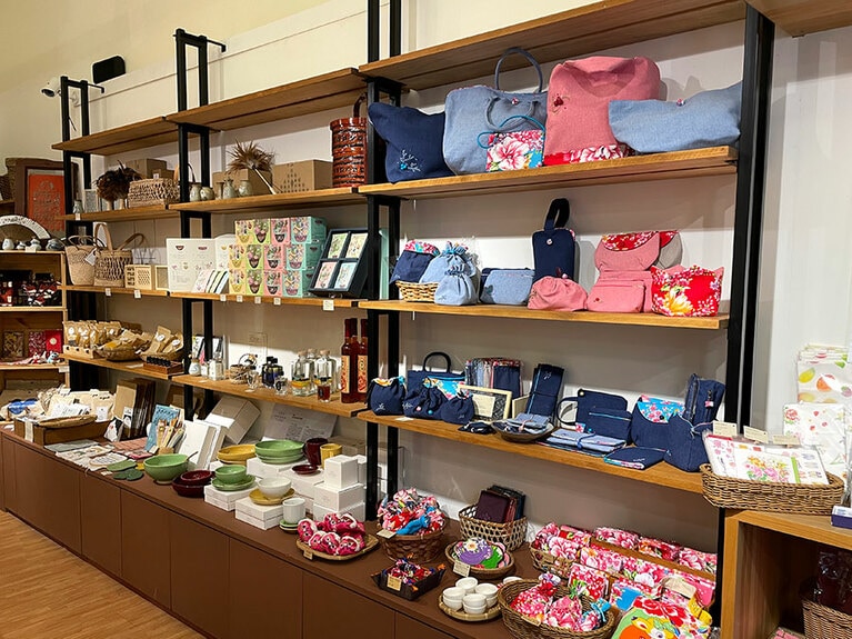 手に取りやすいディスプレイ。心がはずむ買い物ができそうです。