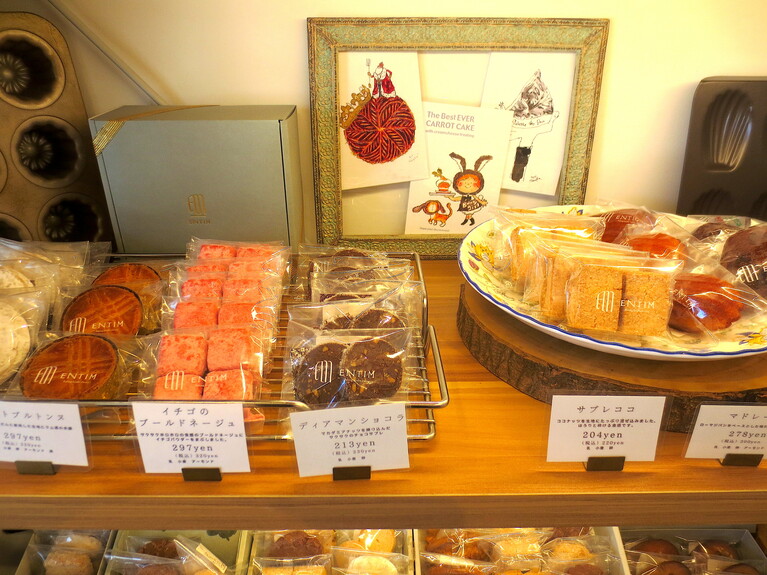 棚には「ガレットブルトンヌ」や「ブールドネージュ」も。いろいろなサイズのギフトボックスや「猫缶」3,600円も。