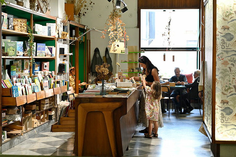 アール・ヌーヴォーの偉大な職人ドゥクロの家具を再利用したブックショップ。