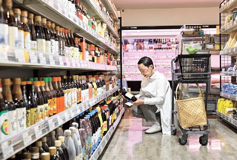 醬油だけでも30種以上！　夢のような陳列棚。ずらっと並んだ調味料から好みのものを厳選。