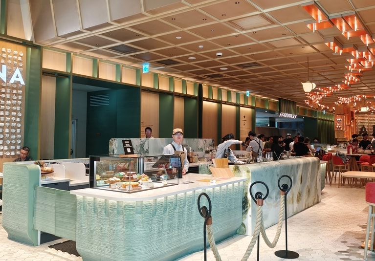 手前の緑のカウンターが3Dで制作されたもの。奥は大理石製。