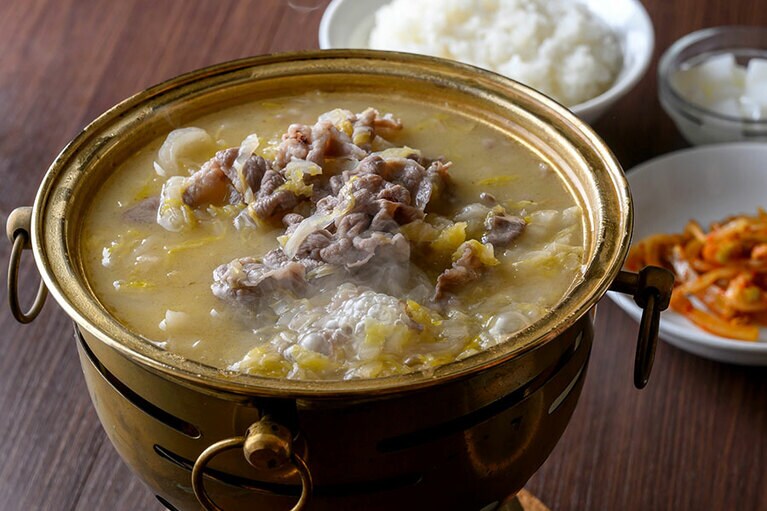 鍋ランチ「ラム肉と漬け白菜の鍋」990円。平日の曜日限定。