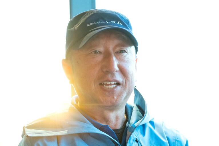 朝日を背に、雲海テラスの創成期を語る雲海仙人。