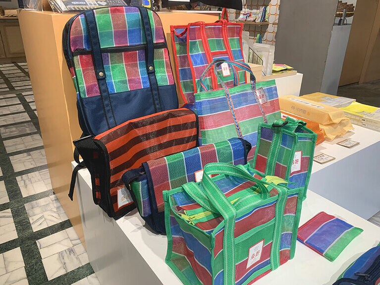 漁師網柄縦長トートバッグ(ファスナー付き) 280元。