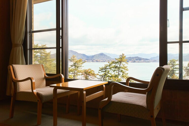 くつろげる客室には、久美浜湾を一望するタイプも。
