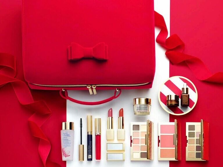 メークアップ コレクション 2020」13,000円(限定発売)。セット内容：ピュア カラー エンヴィ アイ シャドウ パレット(10色) 2種、ピュア カラー エンヴィ チーク パレット グロウ(3色)、ピュア カラー エンヴィ リップスティック #333 パースウェイシブ #420 リベリアス ローズ、ピュア カラー エンヴィ キッサブル リップ シャイン #107 テンダー トラップ、ダブル ウェア ゼロ スマッジ マスカラ(現品)、マイクロ エッセンス ローション フレッシュ 50mL、アドバンス ナイト リペア SMR コンプレックス 7mL、アドバンス ナイト リペア アイ SR コンプレックス 5mL、シュープリーム プラス トータル クリーム 15mL、オリジナル コスメティック バッグ。