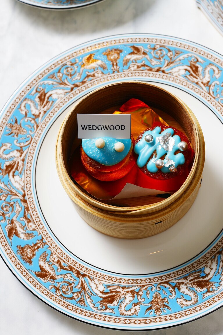 スイーツメニューより、左「マロンシュークリーム＆ウェッジウッド ロゴチョコレート」、右「レモンケーキ」。