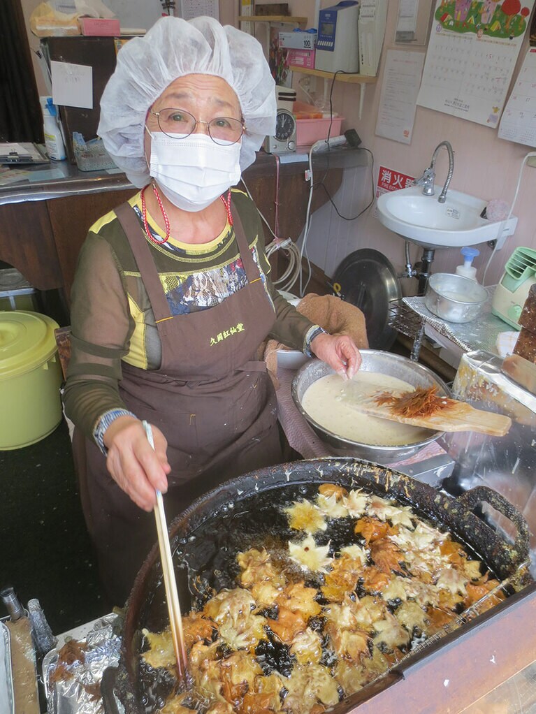 もみじの形のまま、パリッと揚げるベテランの女将・久國節子さん。