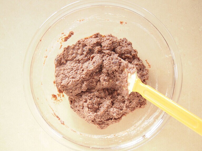 (4) 粉っぽさがなくなったら、ゴムベラでよく混ぜ合わせます。