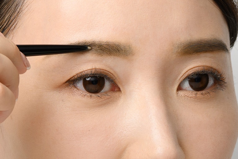 毛の足りない部分をペンシルで描く。