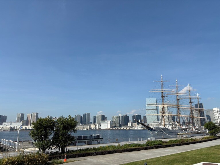 空のグラデーションや赤いコーンの色までくっきりと。