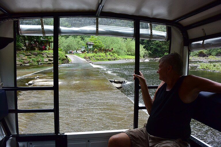 前日、雨が降ったパペノオ渓谷。4ＷＤは川も突っ切って走る。