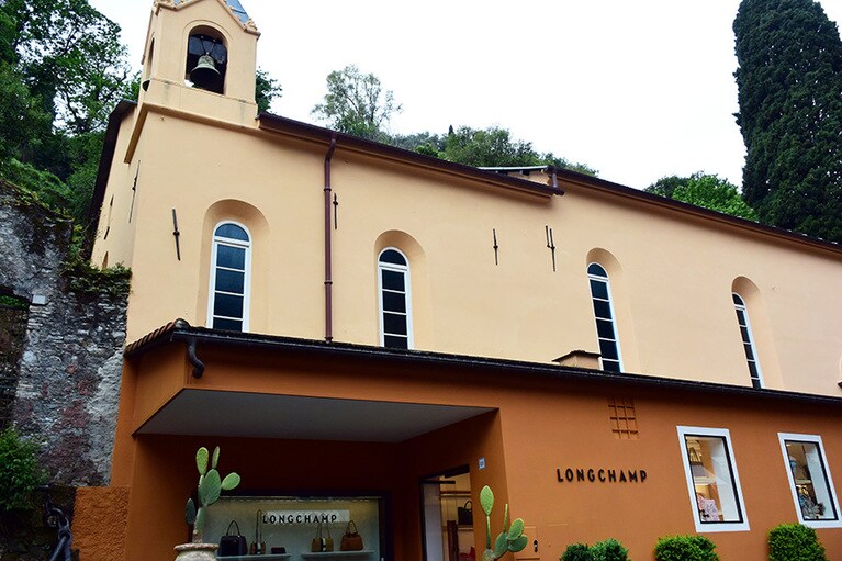 同じ建物にロンシャンと教会が併設。